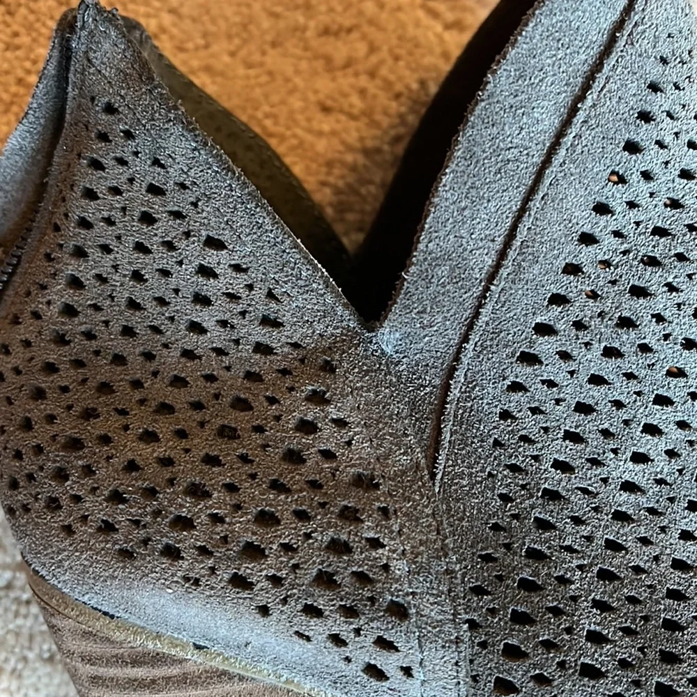 Vince Camuto perforated gray suede block heel boots size 8.5 - Picture 4 of 10